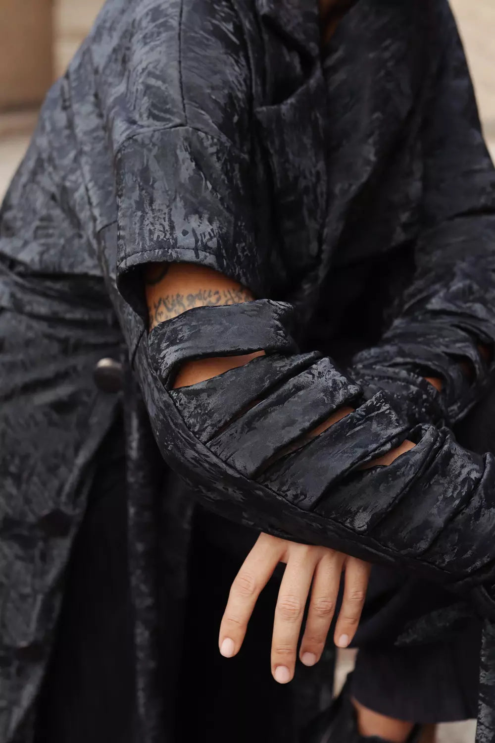 Esmeralda coat in black